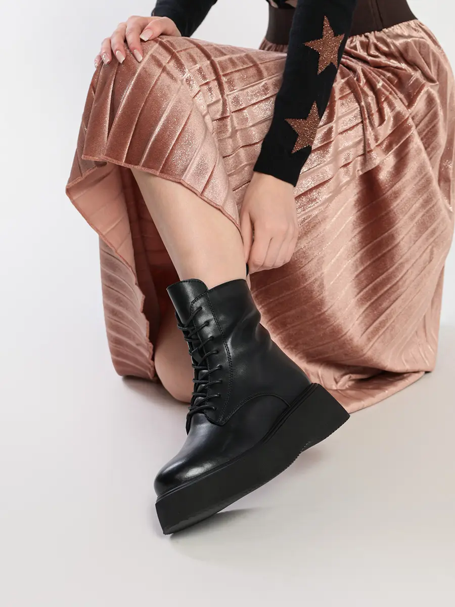 Ботинки-дерби черного цвета на объемной подошве